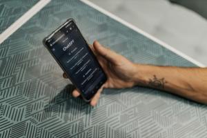 AI Act: UE ar putea limita chatbot-urile care folosesc continut protejat de drepturi de autor. Marile companii vor fi puse sa platească