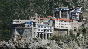 Anchetă la Muntele Athos: Românii sunt principalii clienți ai unei rețele subterane care speculează locurile sfinte pe bani grei