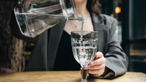 Apa pe care o bem ar putea influenţa riscul de boală Parkinson. Legături între tipul apei subterane și riscul neurologic
