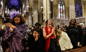 Arhiepiscopia catolică de New York condamnă înmormântarea unei activiste transsexuale la Catedrala Sfântul Patrick. 