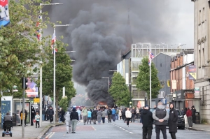 Belfast: Mai multe case și autobuze au fost incendiate, în timp ce sute de persoane au ieșit pe străzi 
