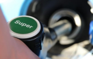 Benzina sintetică, invenția care ar scoate de pe piață mașinile electrice. Cât de fezabil este combustibilul etichetat