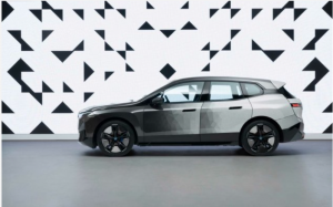 BMW a rupt gura târgului dezvelind un automobil capabil să-şi schimbe culoarea întregii caroserii prin apăsarea unui buton!