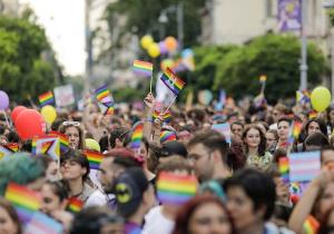 Bolojan & C0 isi ridica poalele peste cap: prima manifestare Pride din Oradea

