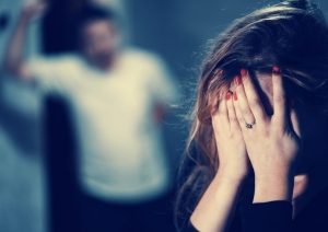 Britanic acuzat că și-a drogat și violat soția peste 20 de ani. Alți 12 bărbați, cu vârste cuprinse între 28 și 74 de ani, sunt acuzați de abuz sexual asupra victimei
