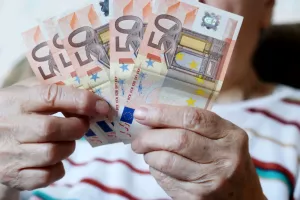Câți bani trebuie să strângi ca să te poți „pensiona
