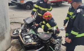 Cântărețul CRBL, implicat într-un accident rutier grav: a depăşit pe motocicletă o coloană de maşini şi s-a izbit de o autoutilitară