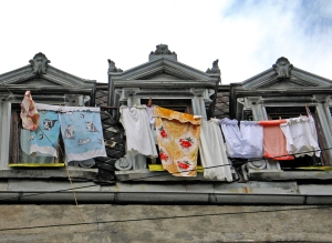 Cât e amenda pentru rufe întinse la uscat pe sârmă, la fereastră, în funcție de oraș: Câmpina, Constanța, Craiova, cele mai mari sume. Cum stau Sectoarele din București
