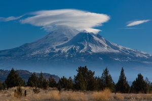 California, pe Muntele Shasta: Sute de difuzoare alimentate cu panouri solare emit 
