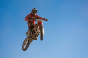 Care sunt cele mai recomandate echipamente moto de stradă pentru confort și siguranță zilnică în 2026? 7 opțiuni esențiale pentru riderii moderni