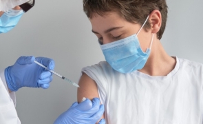 Ce facem dacă știm că vaccinații sunt la fel de contagioși?! 