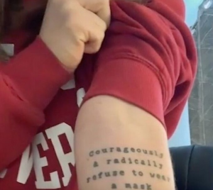 Ce și-a scris pe mână o tânără care și-a făcut cel mai controversat tatuaj din pandemie