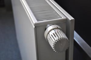 Ce metodă de încălzire costă mai puțin în toamna-iarna asta: aerul condiționat, caloriferul electric sau centrala pe gaz

