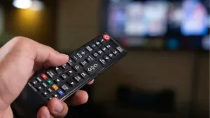 Ce se întâmplă dacă ții apăsat lung butonul 9 de pe telecomandă. Sdi alte butoane au functii secrete
