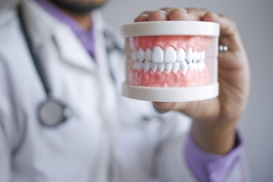 Ce se întâmplă dacă organismul respinge unul din cele 4 implanturi, pierd toată lucrarea? Află cum medicina modernă gestionează corect stabilitatea noului tău zâmbet în 2026
