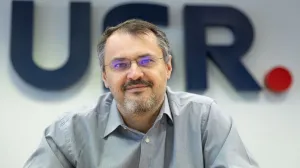 Cearta dintre USR și Nic ușor Dan ajunge la cote maxime: „Un tăntălău disfuncțional ajuns în locuri greșite, care este foarte bun să se folosească cinic de oameni
