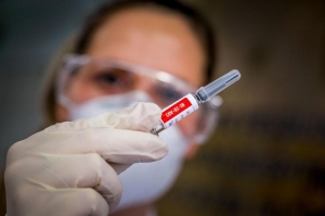 Cercetatori britanici: Un vaccin universal care să funcționeze împotriva tuturor variantelor coronavirusului ar fi disponibil într-un an