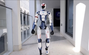 China lansează pe piață un robot umanoid la prețul unei mașini second-hand. Ce poți face cu el?