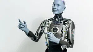 China produce pe bandă rulantă roboți umanoizi pe care nu-i cumpără nimeni. Fac spectacol, dar nu și treburi casnice
