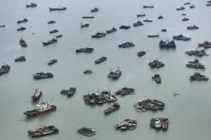 China trimite mii de bărci de pescuit în largul coastelor Japoniei care se pot transforma oricând în arme plutitoare!