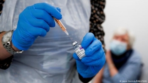 Cică ar fi exact pe dos! Vaccinul AstraZeneca, o eficienta de 95% fata de formele grave, iar Pfizer, protectie de 85%