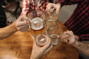 Cifra care a dus România direct pe primul loc în lume. Cât alcool consumă, în medie, un român
