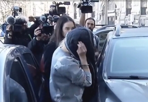 Cine este femeia care l-a înjunghiat pe medicul din Calea Vitan și i-a incendiat apartamentul. Făcea curat în casa victimei, dar întreținea relații sexuale pe bani cu el
