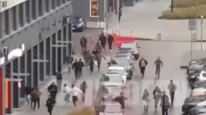 Cine sunt personele misterioase înarmate cu lopeți și bare de fier terorizează locuitorii din Moscova VIDEO