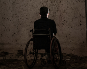 Clipe de groază într-o locuință din Buzău: Doi bărbați ar fi ucis o persoană în scaun cu rotile pentru că a făcut pe ea
