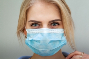 Comisia Europeană anunță revenirea măștii, a limitarii reuniunilor și a vaccinarii in masă cu doza a 4-a booster bivalent!