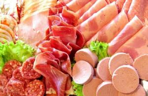 Comisia Europeană ia în considerare introducerea de taxe pentru alimentele procesate nesănătoase. Producătorii ar fi motivaţi să-şi facă produsele mai sănătoase