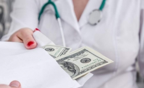 Conclavul șpăgii: medicii de la Suceava fac scut în jurul doctoriței care cerea mită de la pacienții bolnavi de cancer!