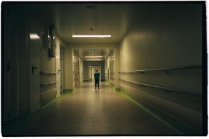 Copil dus la morgă, găsit în viață în camera frigorifică, după mai multe ore. 