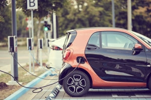 Criza carburanților, motor de creștere pentru vânzările de mașini electrice: Cu cât s-au ieftinit mașinile electrice și hibride rulate în România și în UE. Ce mărci sunt în top