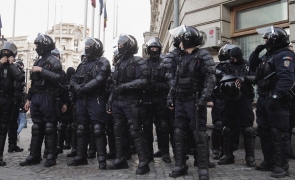 Culcat, culcat! O vârstnică a leșinat după ce mascații de la jandarmi i-au spart ușa, greșind adresa