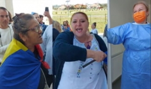 Cum a atacat Diana Șoșoacă alături de fanii ei un centru de vaccinare. Medic: „Sincer, m-am temut pentru viața mea