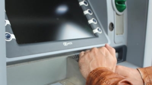 De ce e recomandat să apăsați butonul roșu de la bancomat după fiecare tranzacție bancară