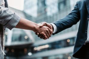 De ce ne strângem mâna când ne salutăm. Originea unui obicei vechi de peste 3.000 de ani care are legătură cu decesul

