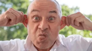 De ce tot mai mulți adulți se comportă ca niște copii: explicația unui fenomen care ia amploare
