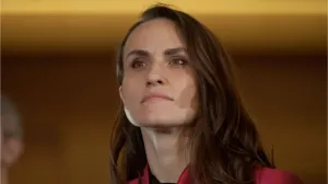 Deși are autoturism și pază SPP, OanaȚoiu (USR) cere bani de transport și de la Parlament. Reacția ministrului Afacerilor Externe