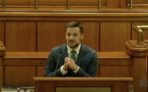 Deputatul că urcat la tribuna Parlamentului scuză: Cică i se trage de