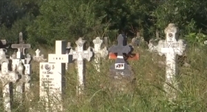Descoperire șocantă într-un cimitir din Brăila. Morți dezgropați și aruncați lângă gard