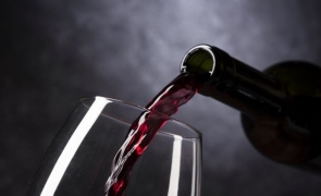 Descoperire uluitoare a cercetătorilor: Vinul roșu te ferește de coronavirus!