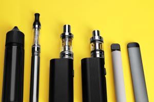 Diferența dintre puff bar și kit vape cu atomizor
