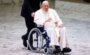 Dificultăţile de mers și înaintarea în vârstă îl determină pe Papa Francisc să numească în premieră un asistent medical personal
