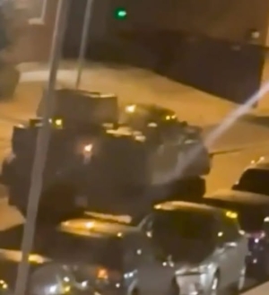 Doi militari beți au furat o mașină blindată și s-au plimbat cu ea noaptea pe stradă, avariind mai multe automobile. Dimineața s-au întors în cazarmă
