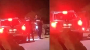 Doi polițiști din Arad chemați să oprească o petrecere zgomotoasă au fost bătuți și alungaţi. Un bărbat și-a tăiat cătușele cu flexul