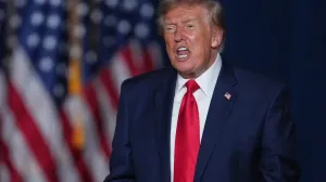 Donald Trump a fost întrerupt și s-a certat cu protestatarii, în timpul unui discurs: Sunt plătiți de dușmanii națiunii!
