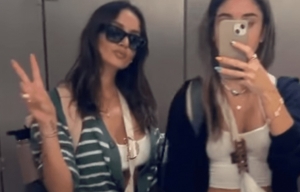 Două femei au primit interzis în avion din cauza felului în care arătau: 'Ne-au tratat ca pe criminali'