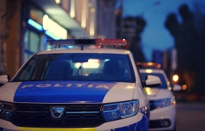 Două femei au sărit pe geam din locuință amenințate de către un bărbat cu toporul